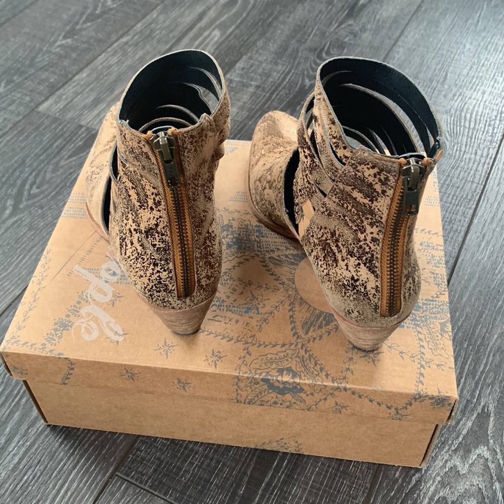 Free People SLOANE Ankle Bootie Boot Gold 37 Soft Leather - Picture 2 of 9
